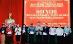 Lãnh đạo huyện Đại Từ trao tiền hỗ trợ xây dựng nhà cho các hộ có hoàn cảnh khó khăn.