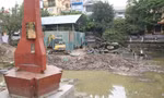 Công nhân thi công Dự án tu bổ, tôn tạo di tích lịch sử hồ Hữu Tiệp, phường Ngọc Hà (quận Ba Đình), tháng 4-2021. Ảnh: Đỗ Tâm - Hà Nội mới