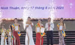 Ông Nguyễn Long Biên - Phó Chủ tịch UBND tỉnh Ninh Thuận cùng Hoa hậu Ngọc Châu chụp ảnh cùng top 3 cuộc thi.