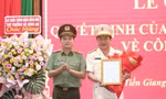 Thứ trưởng Đặng Hồng Đức trao Quyết định của Bộ trưởng Bộ Công an về việc điều động Đại tá Lâm Phước Nguyên đến nhận công tác và giữ chức vụ Giám đốc Công an tỉnh Tiền Giang, kể từ ngày 15/6.