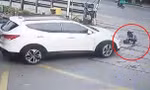Nữ nhân viên gác chắn bị ô tô băng qua đường sắt 'nuốt chửng'