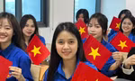 Gửi trọn tình yêu nước qua từng mũi len: Tuổi trẻ Học viện Hành chính lan tỏa yêu thương bằng những điều giản dị 