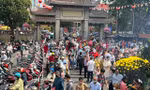 Đông nghịt người dân xếp hàng rung chuông xin vía Mùng 2 Tết