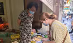 Lấy thông tin tiểu thương kinh doanh tại chợ (ảnh: HCDC)
