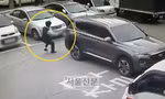 'Hot': Pha cứu người khỏi bị xe ô tô đè nghiến trong gang tấc của một nam thanh niên