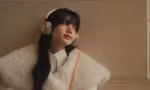 Lisa BLACKPINK phát quà X'Mas ngập sự xinh đẹp, lập kỷ lục chưa từng có tại K-Pop