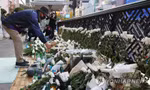 "Hẻm tử thần" tại Itaewon (Hàn Quốc) sau thảm kịch: Bị phong tỏa, ngập hoa tưởng niệm nạn nhân
