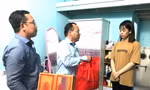 Công nhân ở trọ trên địa bàn phường Phú Hóa, thành phố Thủ Dầu Một được tặng quà. Ảnh: H.C