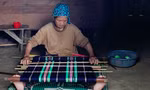 Phụ nữ Đam Pao dệt thổ cẩm 