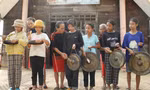 Lớp truyền dạy đánh chiêng Jhô của người Ê Ðê Bih