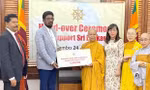 Tăng ni, phật tử Việt Nam trao tiền ủng hộ nhân dân Sri Lanka. Ảnh: ÐSQ Việt Nam ở Sri Lanka cung cấp