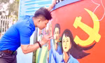 Lê Văn Đông - Bí thư Chi đoàn xóm 1, xã Nghĩa Thuận, thị xã Thái Hòa (Nghệ An) vẽ tranh bích họa tại trường mầm non của xã