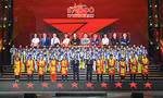 Ông Võ Văn Thưởng - Ủy viên Bộ Chính trị, Thường trực Ban Bí thư; ông Trần Tuấn Anh - Ủy viên Bộ Chính trị, Trưởng Ban Kinh tế T.Ư trao giải thưởng Sao Đỏ năm 2022 cho các doanh nhân trẻ xuất sắc 