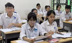 Học sinh lớp 12 tranh thủ thời gian ôn tập kiến thức trước kì thi tốt nghiệp THPT diễn ra ngày 26 - 27/6 tới. Ảnh: NGHIÊM HUÊ