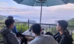 Uống cà phê trên đỉnh đèo Hải Vân, mọi người được ngắm cảnh biển, núi, tận hưởng không khí mát lạnh. Ảnh: Thanh Trần