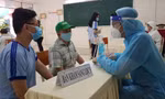 Trước khi tiêm vắc xin phòng COVID-19, học sinh được khám sàng lọc kỹ lưỡng với sự đồng hành của phụ huynh (ảnh chụp ngày 27/10 tại TPHCM). Ảnh: V.S