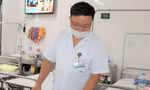 Bác sĩ thăm khám cho trẻ bị trầm cảm 