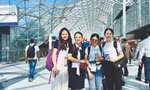 Thủy Tiên (ngoài cùng, bên phải) tham quan triển lãm quốc tế về thiết bị, công nghệ dệt ITMA Milan, Ý