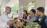 Nhóm bạn trẻ người Cil giới thiệu mật ong rừng PơKao tại TPHCM. Ảnh: U.P