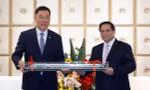 Thủ tướng Phạm Minh Chính tiếp ông Tôn Vinh Khôn, Phó chủ tịch Công ty TNHH Đầu máy và toa xe Đại Liên (ngày 24/6 ở Trung Quốc). Ảnh: Nhật Bắc