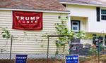 Lá cờ ủng hộ Trump trên một ngôi nhà ở bang New Hampshire vào tháng 7