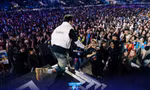 Khán giả cuồng nhiệt với các anh trai từ gameshow bước ra. Ảnh: Duy Phạm