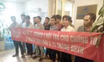 Người lao động bị nợ BHXH, BHTN phải chật vật đi đòi. Ảnh: Dương Hưng