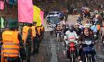 Cầu phao Phong Châu phục vụ người dân xuyên giao thừa Tết Ất Tỵ