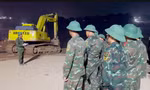 Hình ảnh bộ đội công binh xuyên đêm bắc lại cầu phao Phong Châu qua sông Hồng 