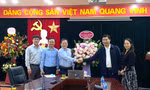 Tổng Biên tập Báo Tiền Phong Lê Xuân Sơn (thứ ba từ trái sang) chúc mừng Học viện Thanh thiếu niên Việt Nam nhân dịp 65 năm Ngày truyền thống.