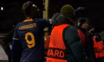 CĐV Roma đấu khẩu với cầu thủ, tố Mourinho cố tình thua để chạy sang Newcastle