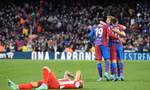 Ngược dòng hạ Atletico, Barca chiếm tốp 4