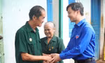 Gia đình Cựu Thanh niên xung phong Nguyễn Thị Đào không giấu được sự xúc động