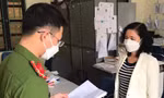Cơ quan điều tra đọc lệnh bắt tạm giam bà Hiền. Ảnh: N.L