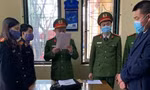 Cơ quan chức năng thực hiện lệnh khám xét, bắt để tạm giam bị can Nguyễn Văn Diễn . Ảnh: N.B