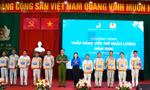 Đại tá Nguyễn Văn Tuấn và đại diện Trung ương Hội Liên hiệp thanh niên Việt Nam tặng quà các phạm nhân.
