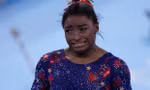 Simone Biles bật khóc sau khi mắc lỗi tại Olympic Tokyo 2020. 