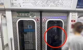 Video người đàn ông liên tục dùng tay chặn cửa tàu điện ngầm gây 'xôn xao'