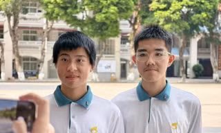 Đôi bạn cùng bàn, cùng chạy bộ 5 - 10km mỗi ngày, cùng đỗ 2 đại học hàng đầu với điểm số cao ngất ngưởng