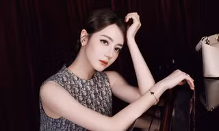 Dáng vẻ nghệ sĩ piano của Địch Lệ Nhiệt Ba khiến cõi mạng 'mê đắm'