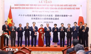 Nguyên Tổng Bí thư Nông Đức Mạnh, nguyên Thủ tướng Nguyễn Tấn Dũng nhận Huân chương Mặt trời mọc