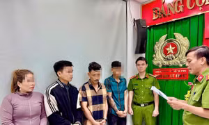 Lợi dụng lỗ thoát nước, nhóm công nhân tuồn vật tư trị giá hàng trăm triệu đồng ra khỏi công trình