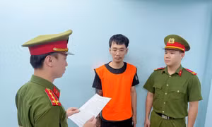 Một 'họa sĩ' bị khởi tố vì vẽ bậy lên hàng rào công trình nghìn tỷ ở TPHCM