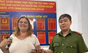 Công an phường Sài Gòn trả lại tài sản cho du khách Mỹ, nhận lời cảm ơn xúc động