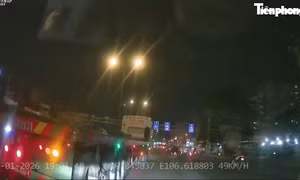 [Clip] Xe đầu kéo lạng lách, ép ô tô con trên đường gây bức xúc ở TPHCM