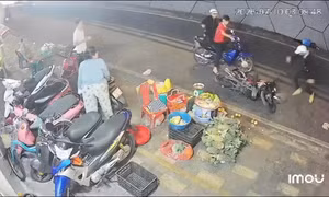[CLIP] Nhóm người mang hung khí truy đuổi, đập phá xe máy giữa trung tâm TPHCM