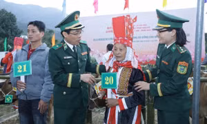 Bộ Tư lệnh Bộ đội Biên phòng tiếp sức học sinh và hộ nghèo trên biên giới 