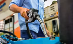 Xem xét sử dụng ngân sách hỗ trợ Quỹ Bình ổn giá xăng dầu