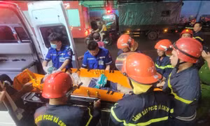 Cảnh sát giải cứu cụ ông hôn mê, kẹt trong nhà có cầu thang xoắn ốc