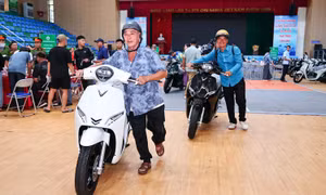 84 hộ dân làng chài cổ Việt Hải ở Cát Bà được nhận xe máy điện 